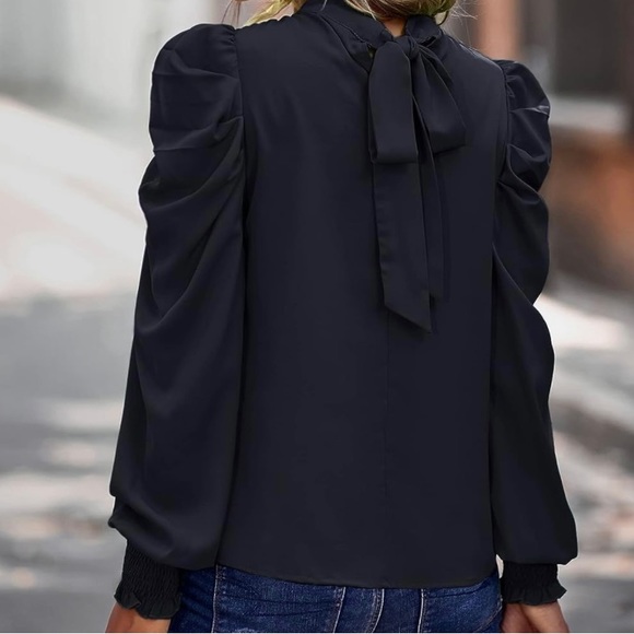 Long sleeved with puffed sleeves and tied back - Picture 3 of 3